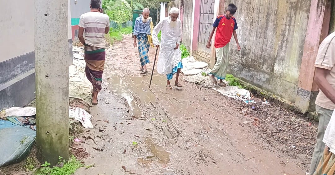 গোলাবাড়ি ইউনিয়নের কোনাবাড়ি গ্রামের ১ কিলোমিটার কাঁচা রাস্তার বেহাল দশা